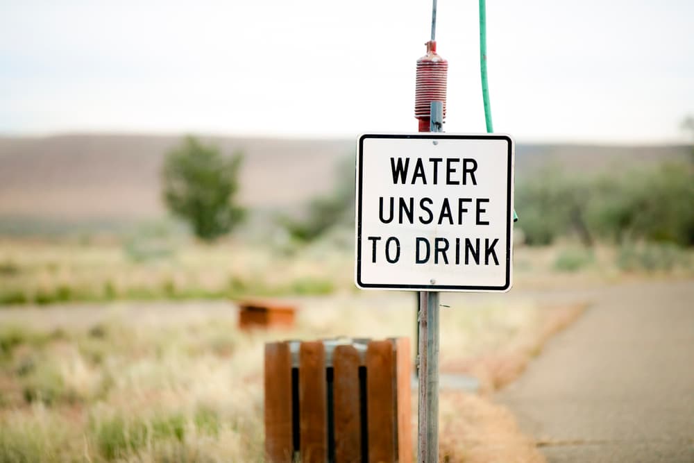 sign saying water is unsafe to drink